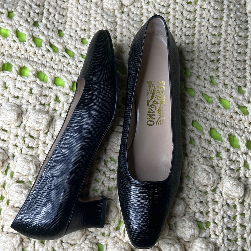 Ferragamo snake skin textured leather kitten heel pump 2”